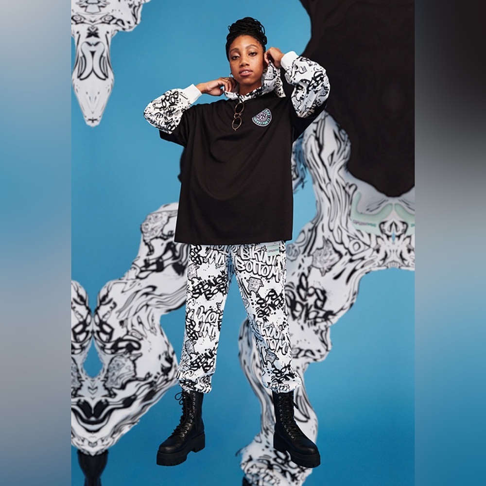 Sponge Bob Black and White Graphic Hoodie size XL and sweatpants size SM Set